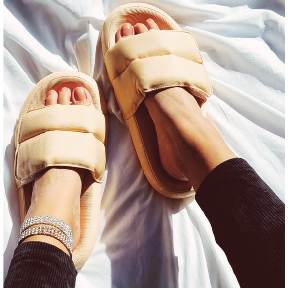 Shoes - 🚨Comfy Collection// Nude puffer Slide